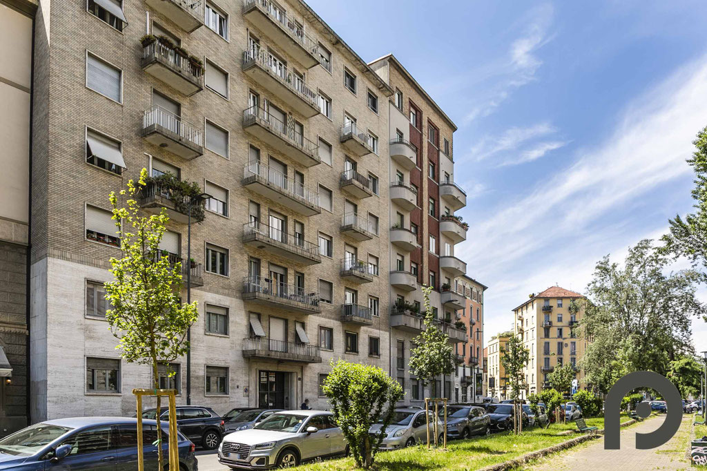 Milano (MM4 Susa) Ampio bilocale luminoso con balcone