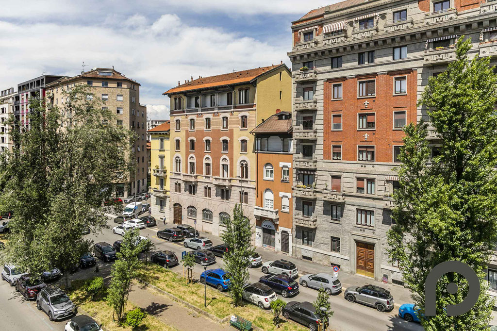 Milano (MM4 Susa) Ampio bilocale luminoso con balcone
