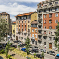 Milano (MM4 Susa) Ampio bilocale luminoso con balcone