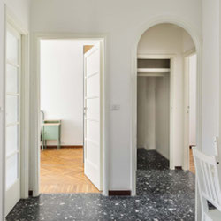 Milano (MM4 Susa) Ampio bilocale luminoso con balcone