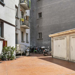 Milano (MM4 Susa) Ampio bilocale luminoso con balcone