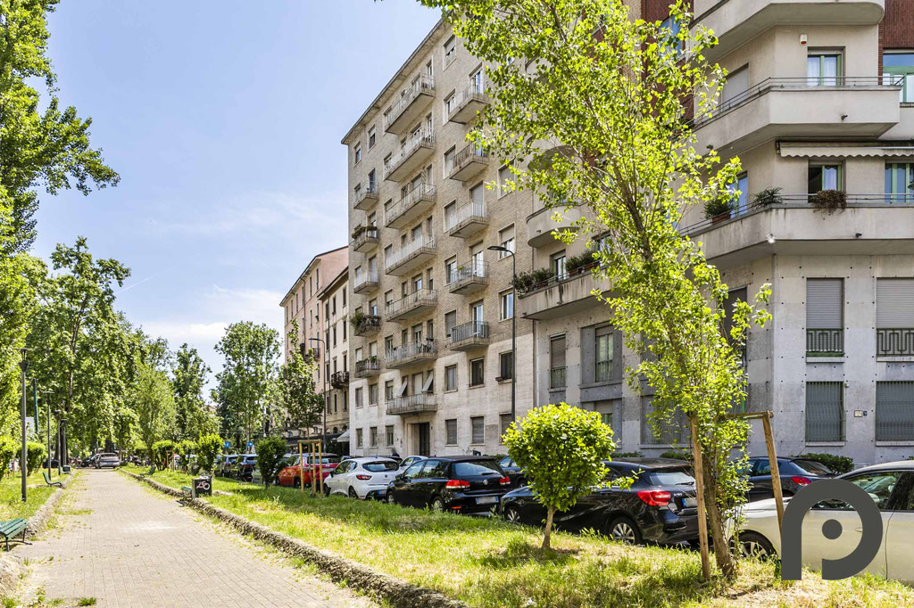 Milano (MM4 Susa) Ampio bilocale luminoso con balcone