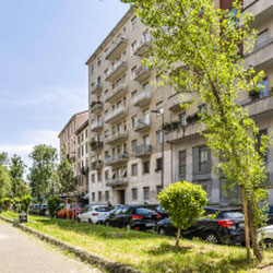 Milano (MM4 Susa) Ampio bilocale luminoso con balcone