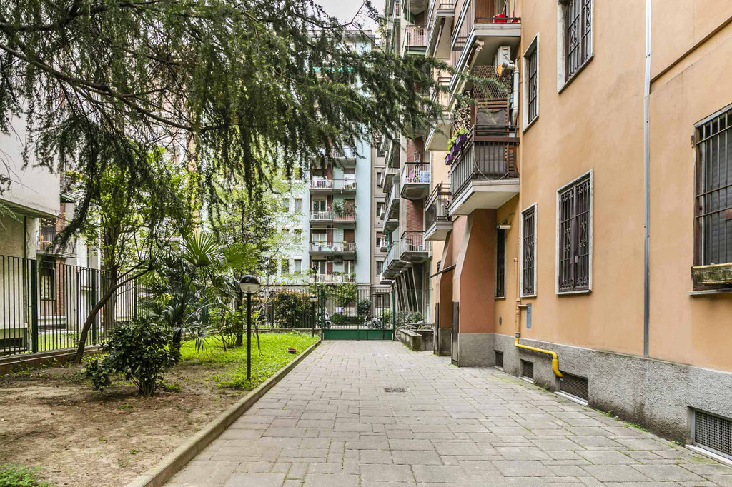 Milano (Caracciolo/Piazza Firenze) Ampio due locali con  cucina abitabile