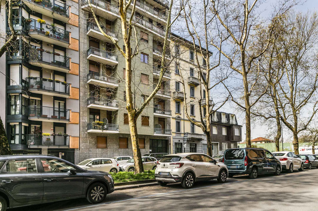 Milano (Cenisio/Mac Mahon) Bilocale Ristrutturato con Balcone