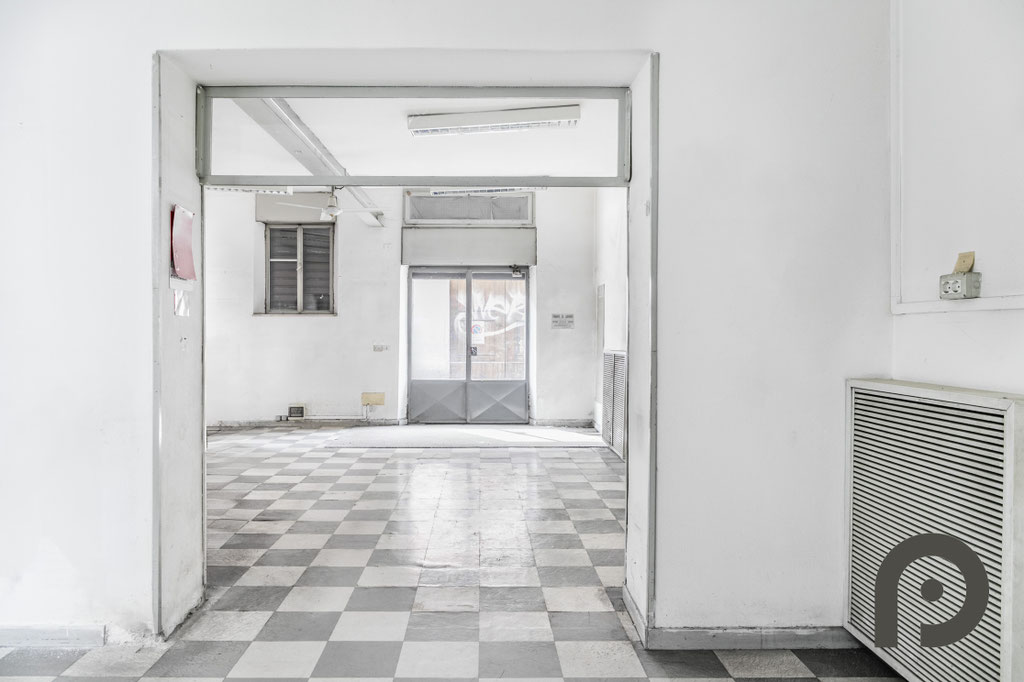 Milano (Precotto/Gorla) Ampio Laboratorio con triplo accesso