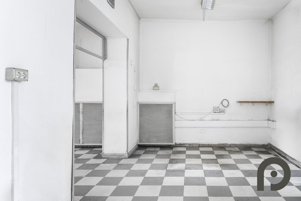 Milano (Precotto/Gorla) Ampio Laboratorio con triplo accesso