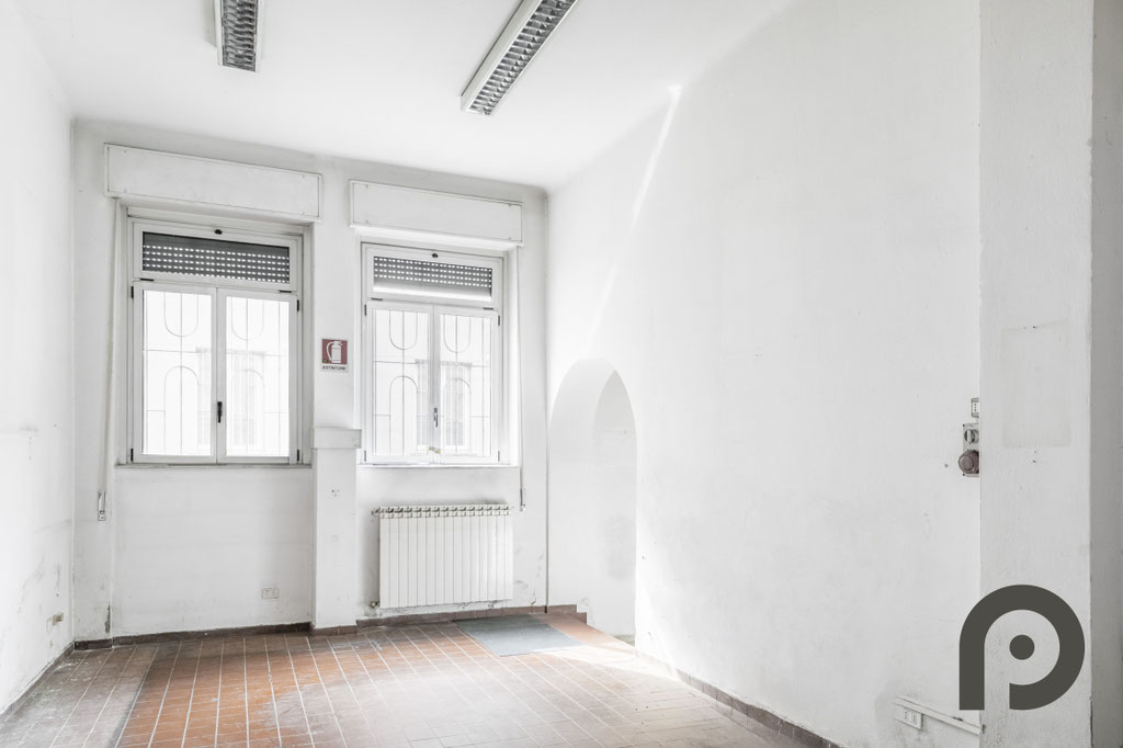 Milano (Precotto/Gorla) Ampio Laboratorio con triplo accesso