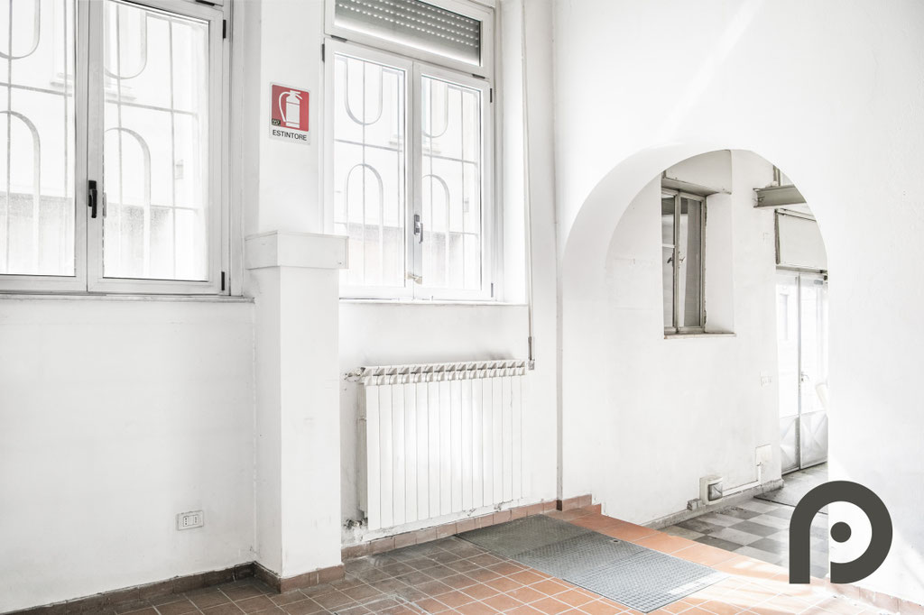 Milano (Precotto/Gorla) Ampio Laboratorio con triplo accesso