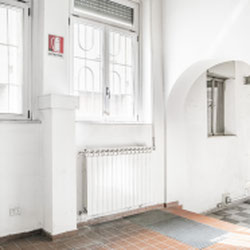 Milano (Precotto/Gorla) Ampio Laboratorio con triplo accesso