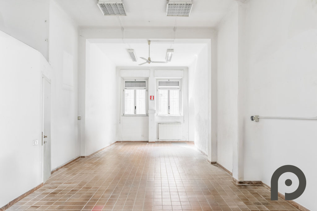 Milano (Precotto/Gorla) Ampio Laboratorio con triplo accesso