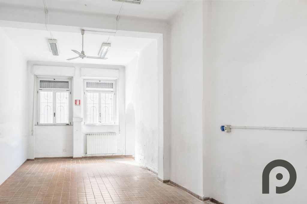 Milano (Precotto/Gorla) Ampio Laboratorio con triplo accesso