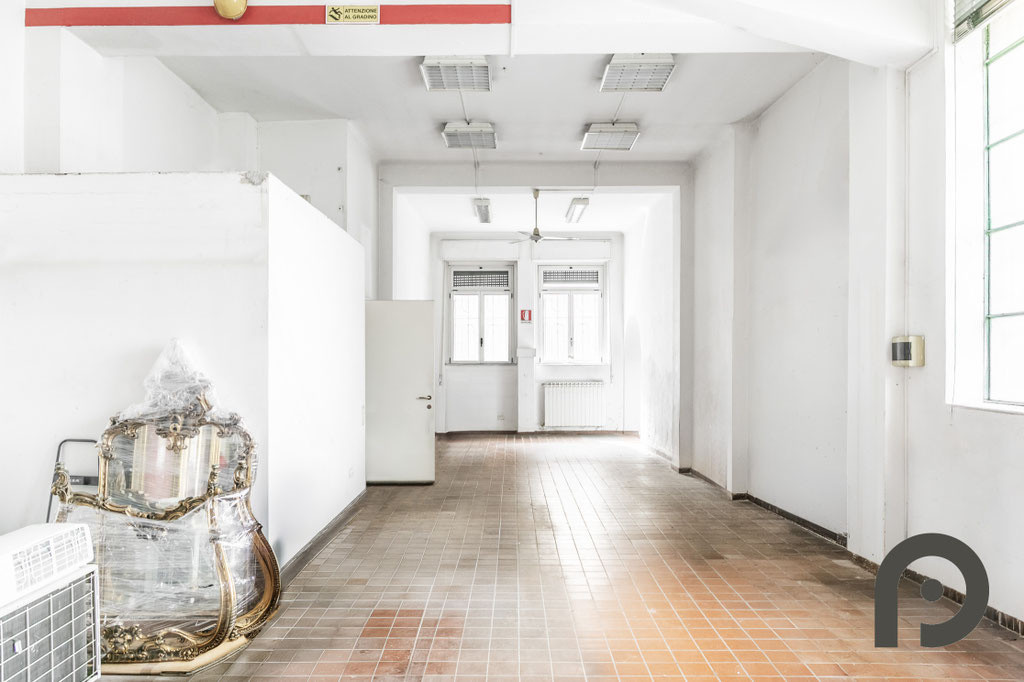 Milano (Precotto/Gorla) Ampio Laboratorio con triplo accesso