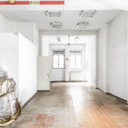 Milano (Precotto/Gorla) Ampio Laboratorio con triplo accesso
