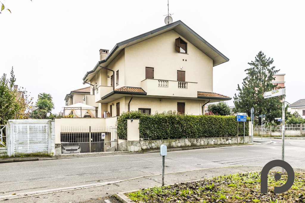 Milano (Pogliano Milanese) Villa su più livelli con giardino e terrazzo