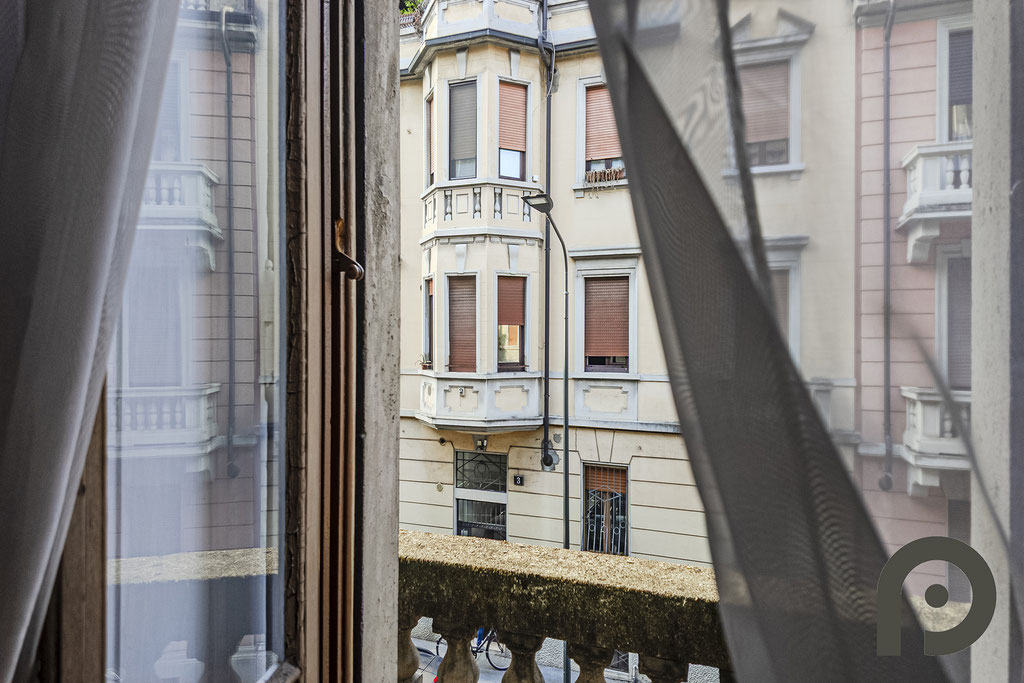 Milano (Cenisio/Piazza Firenze) Elegante Bilocale di 82 mq in Stabile d’Epoca