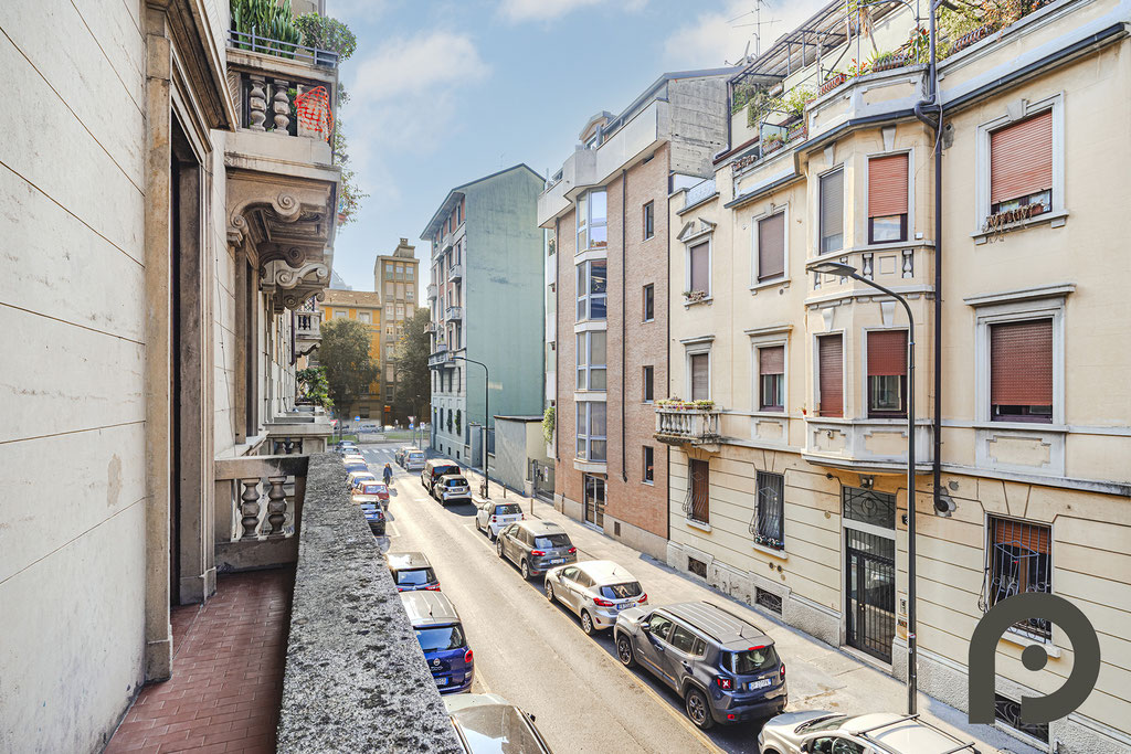 Milano (Cenisio/Piazza Firenze) Elegante Bilocale di 82 mq in Stabile d’Epoca