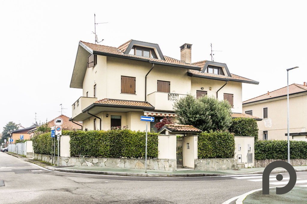 Milano (Pogliano Milanese) Villa su più livelli con giardino e terrazzo