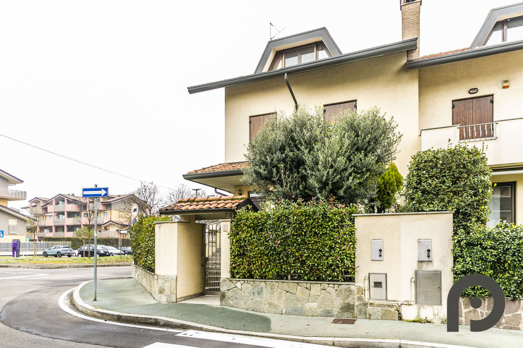 Milano (Pogliano Milanese) Villa su più livelli con giardino e terrazzo