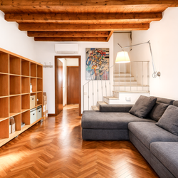 Milano (Crocetta/Missori) Luminoso trilocale su due livelli