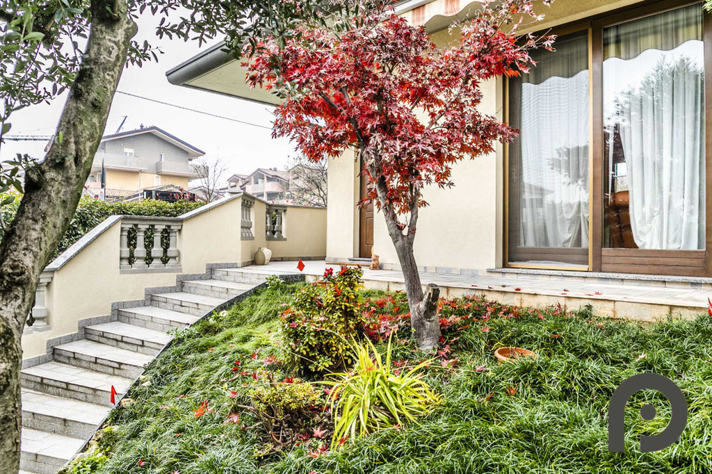 Milano (Pogliano Milanese) Villa su più livelli con giardino e terrazzo