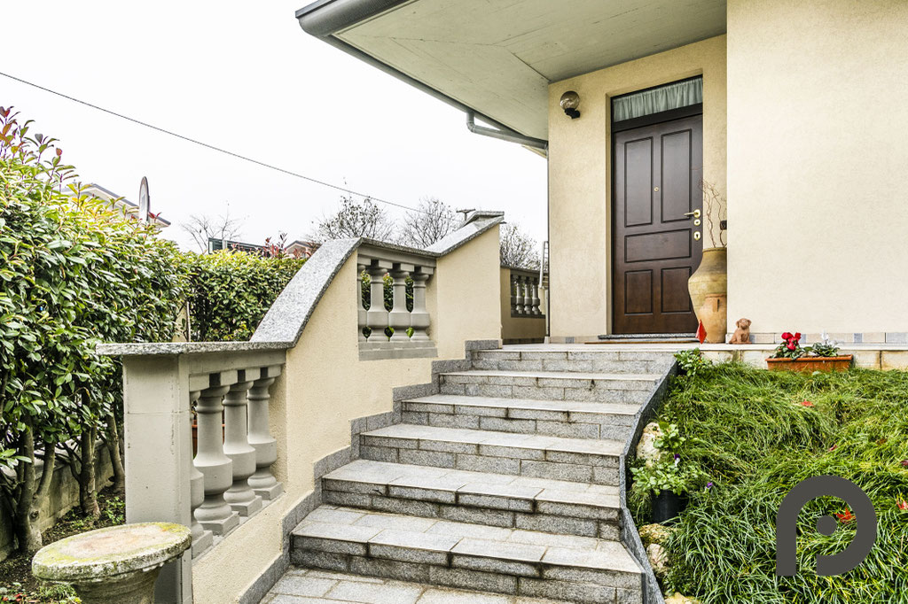 Milano (Pogliano Milanese) Villa su più livelli con giardino e terrazzo