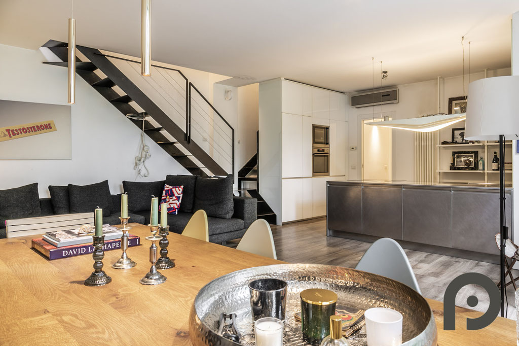 Milano (Cenisio/Firenze) Loft di design su due livelli con giardino