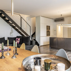 Milano (Cenisio/Firenze) Loft di design su due livelli con giardino