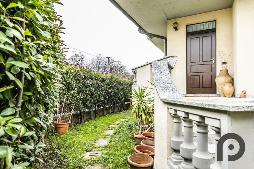 Milano (Pogliano Milanese) Villa su più livelli con giardino e terrazzo