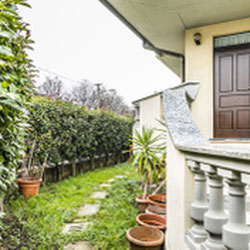 Milano (Pogliano Milanese) Villa su più livelli con giardino e terrazzo