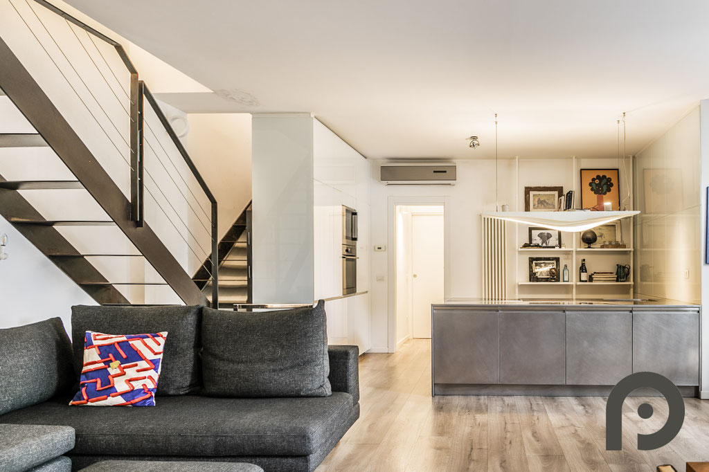 Milano (Cenisio/Firenze) Loft di design su due livelli con giardino