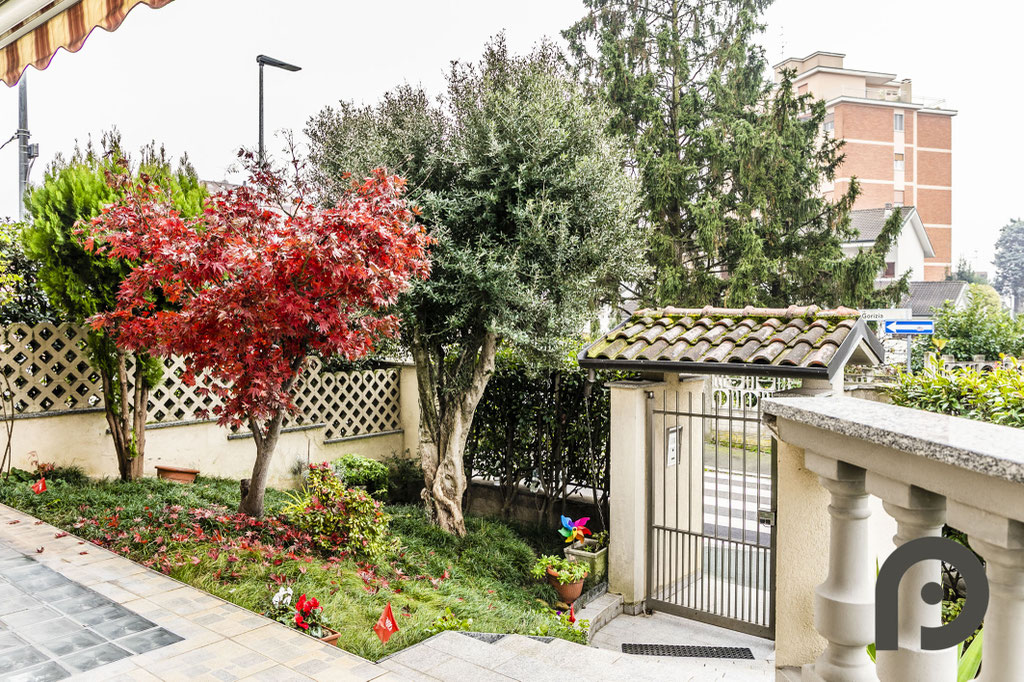 Milano (Pogliano Milanese) Villa su più livelli con giardino e terrazzo