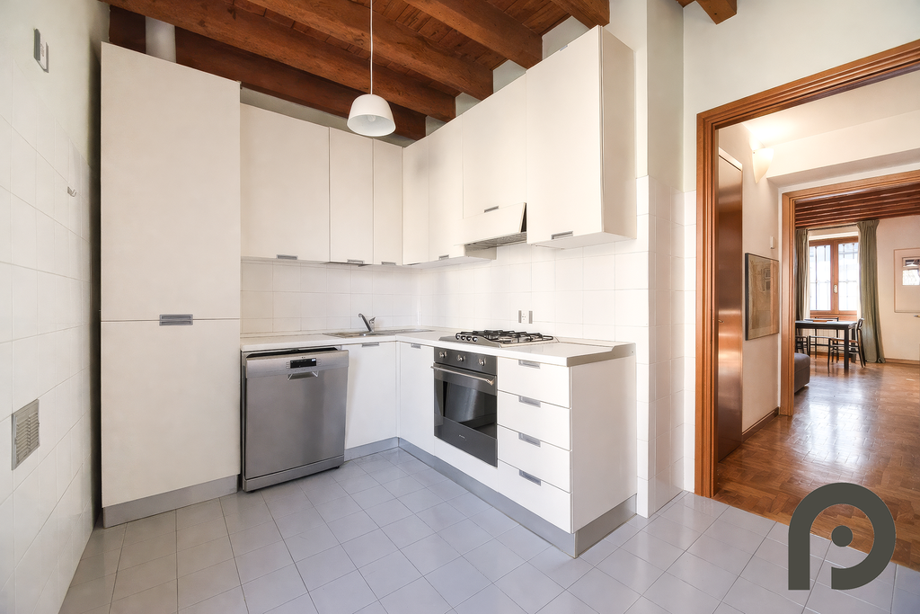 Milano (Crocetta/Missori) Luminoso trilocale su due livelli