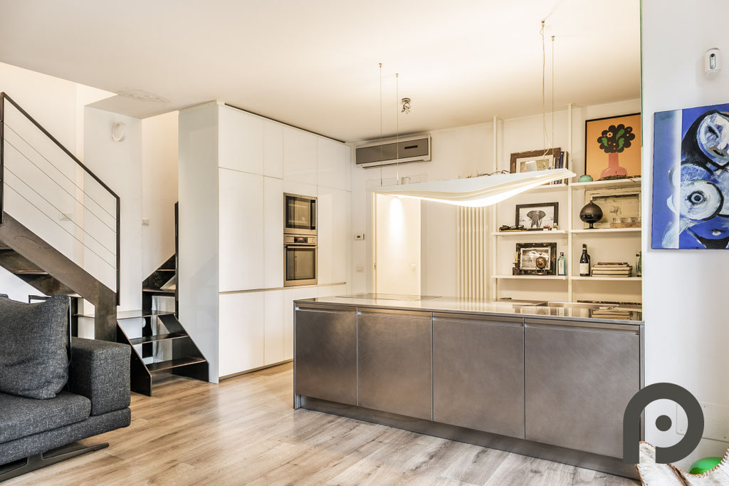 Milano (Cenisio/Firenze) Loft di design su due livelli con giardino