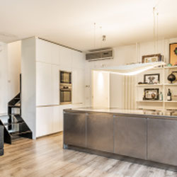 Milano (Cenisio/Firenze) Loft di design su due livelli con giardino