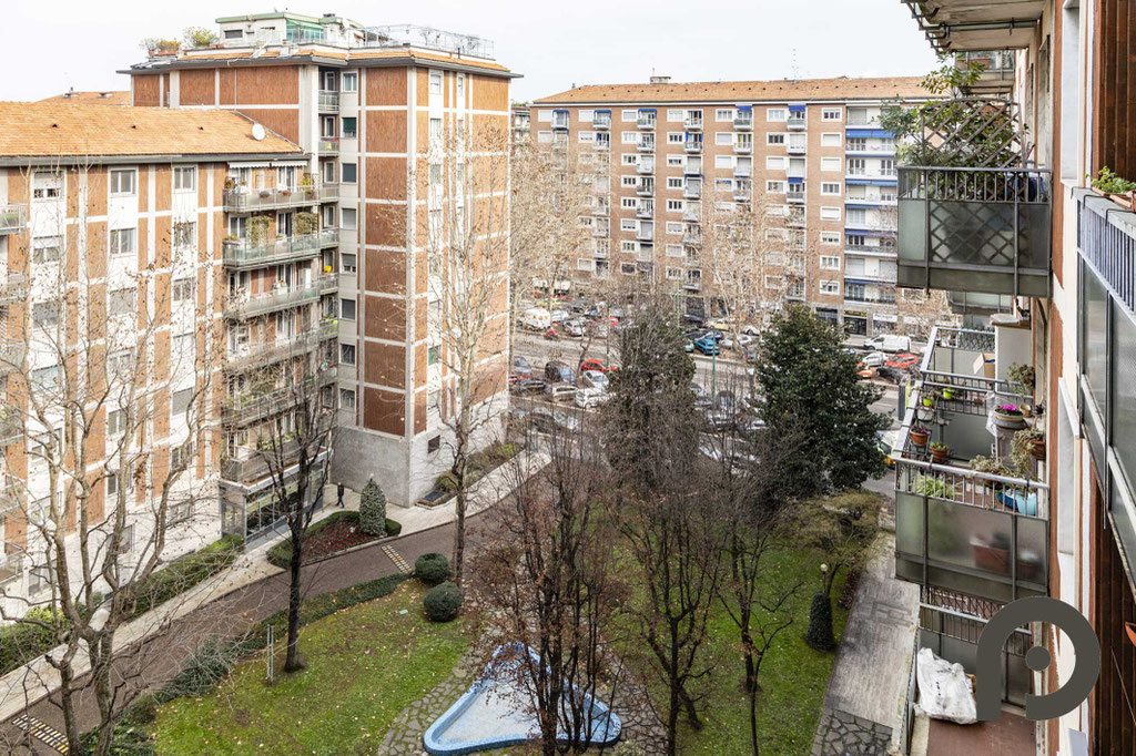 Milano (Dateo/Piazza Grandi) Luminosa soluzione con balconi