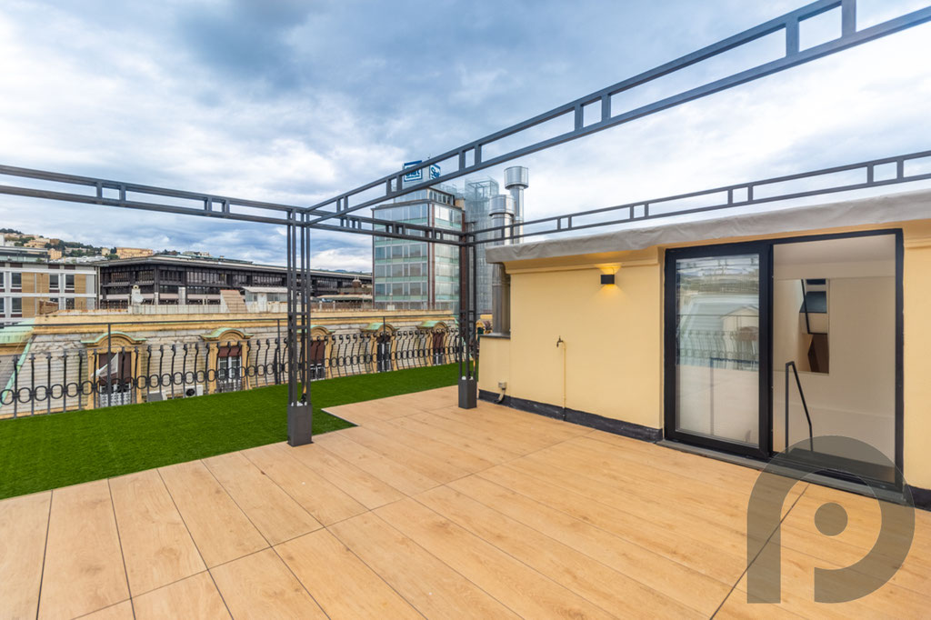 Genova (Piazza de Ferrari) - Attico ristrutturato a nuovo con terrazzo panoramico