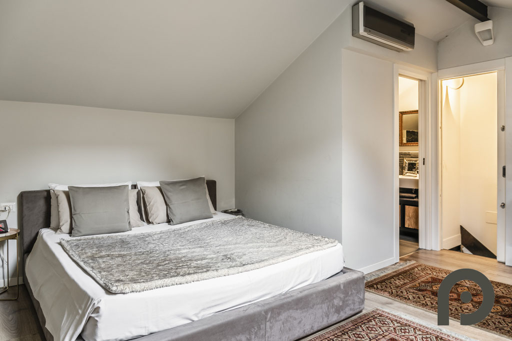 Milano (Cenisio/Firenze) Loft di design su due livelli con giardino