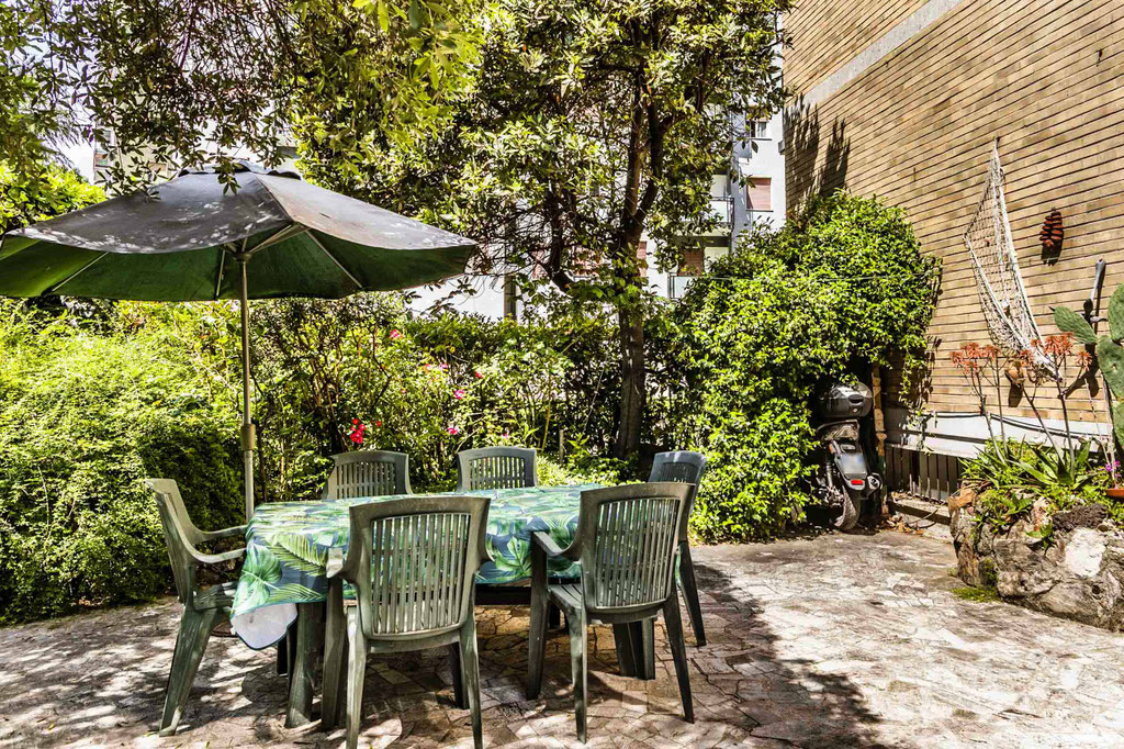 Milano ( Bande Nere ) Trilocale con giardino privato