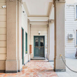 Milano (Caiazzo/Lima) Trilocale di charme in palazzo storico