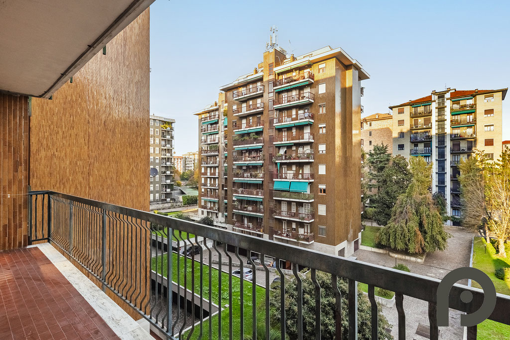 Milano (Bande Nere/Primaticcio) Luminoso appartamento di ampia metratura