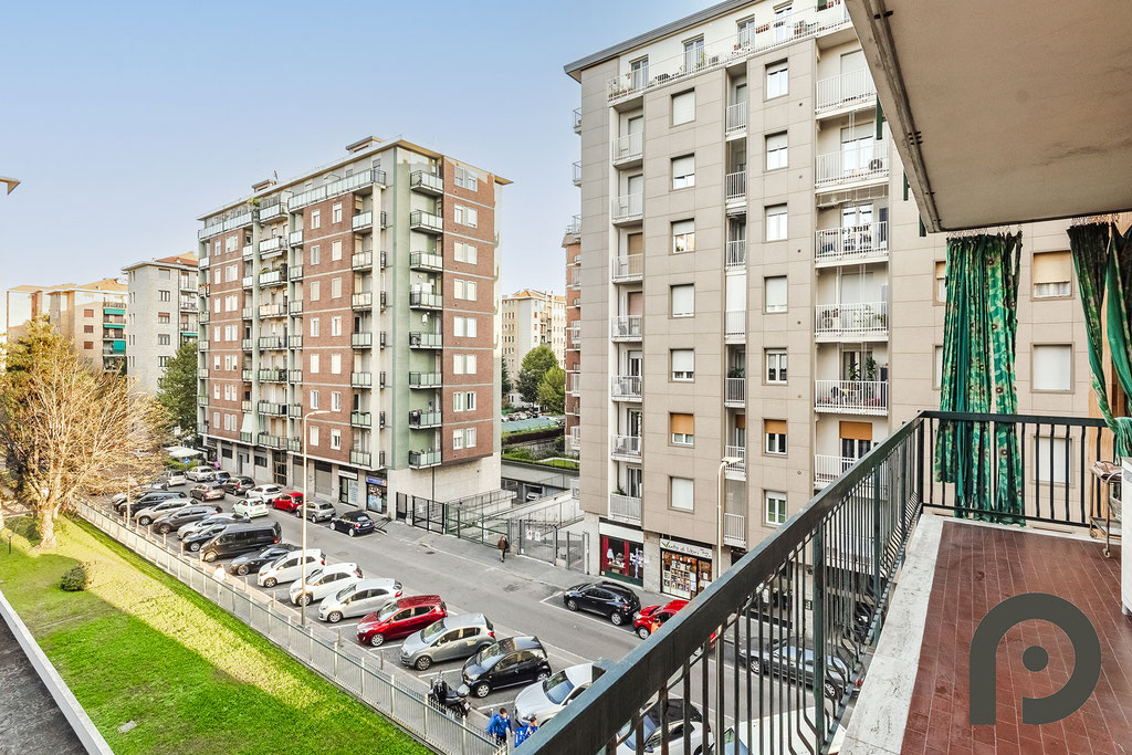 Milano (Bande Nere/Primaticcio) Luminoso appartamento di ampia metratura