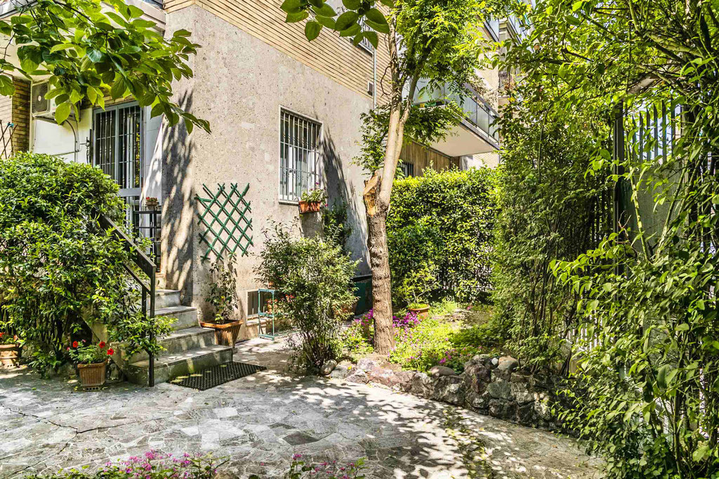 Milano ( Bande Nere ) Trilocale con giardino privato