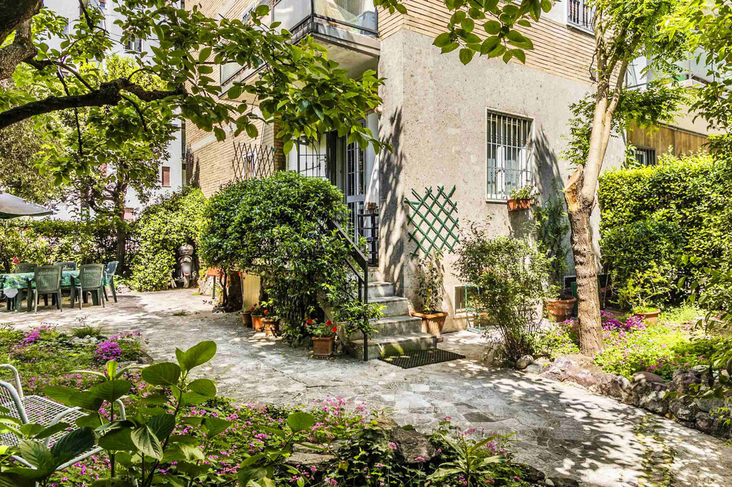 Milano ( Bande Nere ) Trilocale con giardino privato