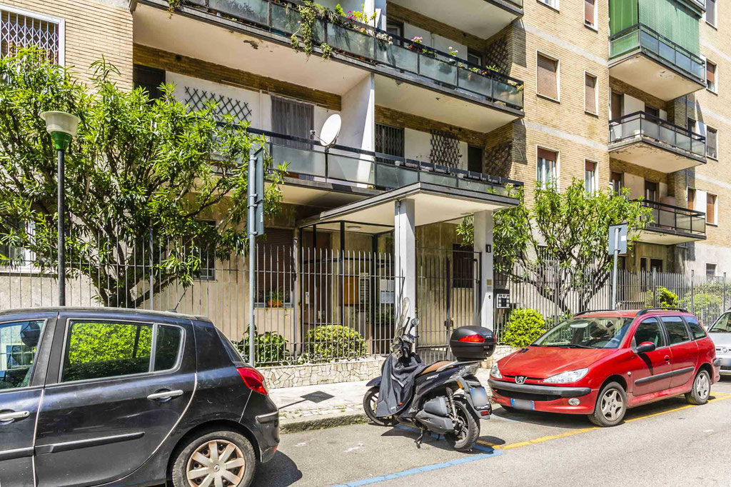 Milano ( Bande Nere ) Trilocale con giardino privato