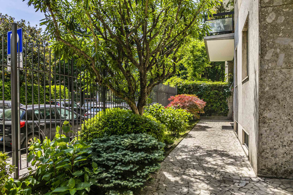 Milano ( Bande Nere ) Trilocale con giardino privato